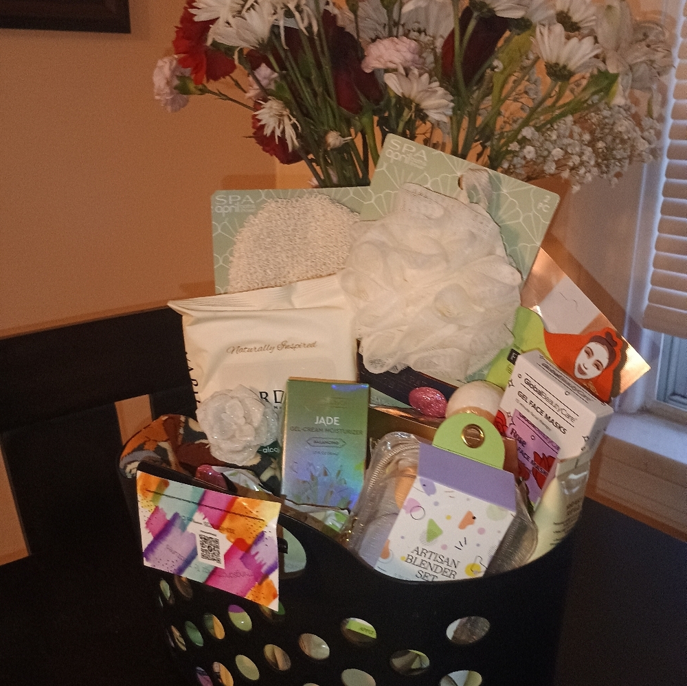 Spa Gift Basket with Assorted Beauty Products Women's Luxury Spa Day Anniversary - Picture 4 of 4